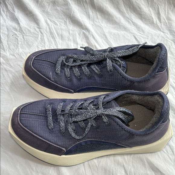 Women’s size 9 Allbirds Blue and White Sneakers with Versatile Style - Picture 4 of 10